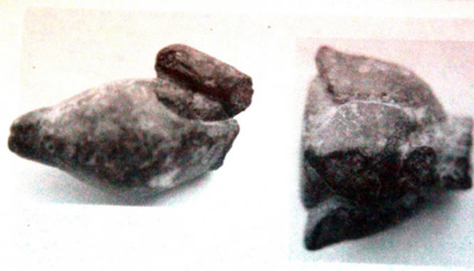 Hai vật bị bẻ từ tay tượng Bồ t&aacute;t Tara