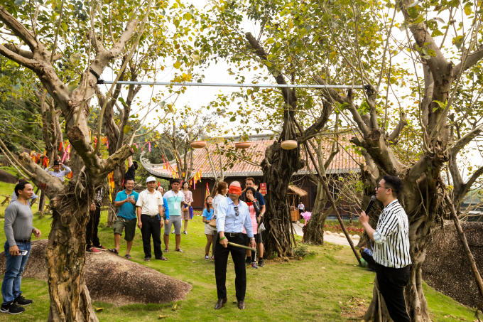 Các trò chơi dân gian: Đi cà kheo, vượt cầu khỉ… mang lại cảm xúc về tết xưa cho người tham dự.