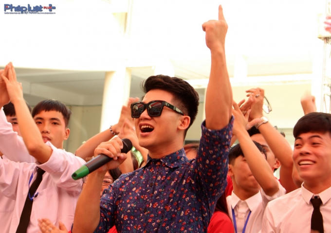 Ca sĩ Việt Tú gắn bó lâu dài với các chương trình về máu. (Ảnh: Đức Biên)
