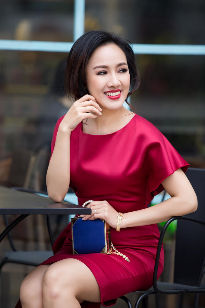 Diện đồ đẹp duyên dáng và đầy lôi cuốn như BTV Hoài Anh nhân ngày 8/3