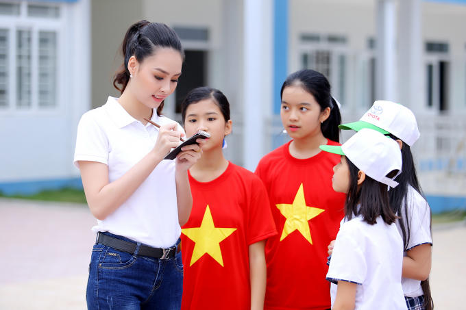 Hoa hậu Biển Thùy Trang được học sinh quây kín ở Vĩnh Yên