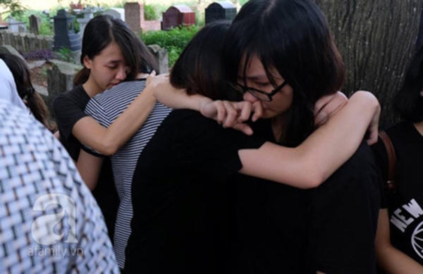 Bạn bè Ngân vẫn chưa hết bàng hoàng trước sự ra đi đột ngột của cô bạn nhí nhảnh, hòa đồng. (ảnh: Afamily)