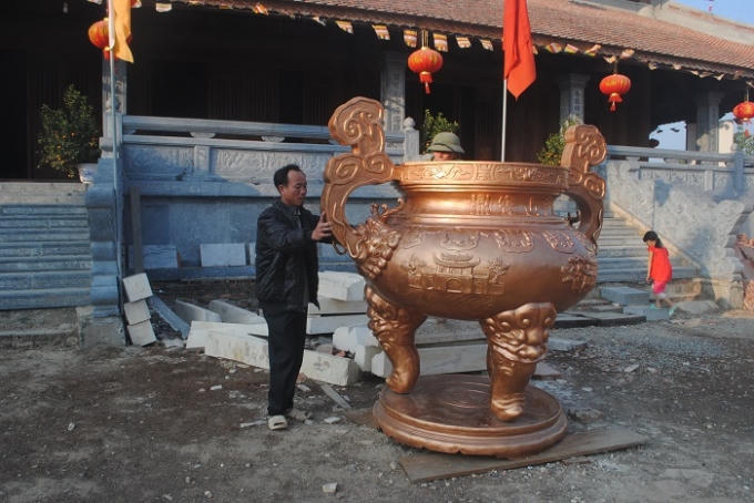 Chiếc lư hương đúc bằng đồng nặng 2 tấn. (Ảnh: Duy Ngợi).