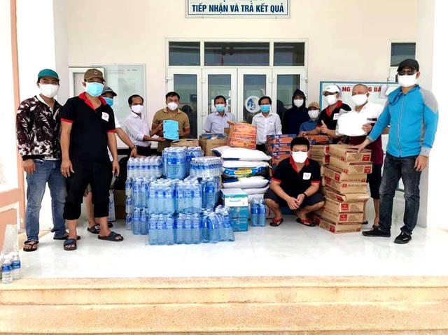 Khi có thời gian rảnh rỗi, anh lại cùng nhóm thiện nguyện Tươi Sáng kêu gọi lắp đặt máy sát khuẩn toàn thân, tặng nhu yếu phẩm cho khu cách ly…