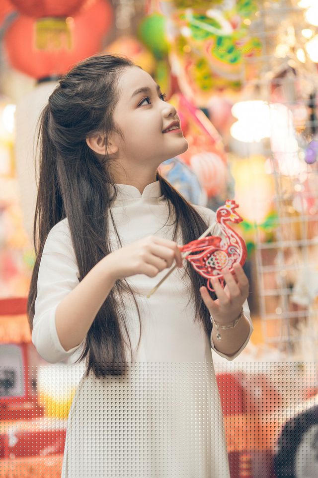 Cũng theo lời mẹ bé thì ngày Gia Ly còn nhỏ luôn bị nhầm tưởng là con lai, đặc biệt là đôi mắt có phần giống người Nga. Thế nhưng bố mẹ Gia Ly đều là người Việt Nam.