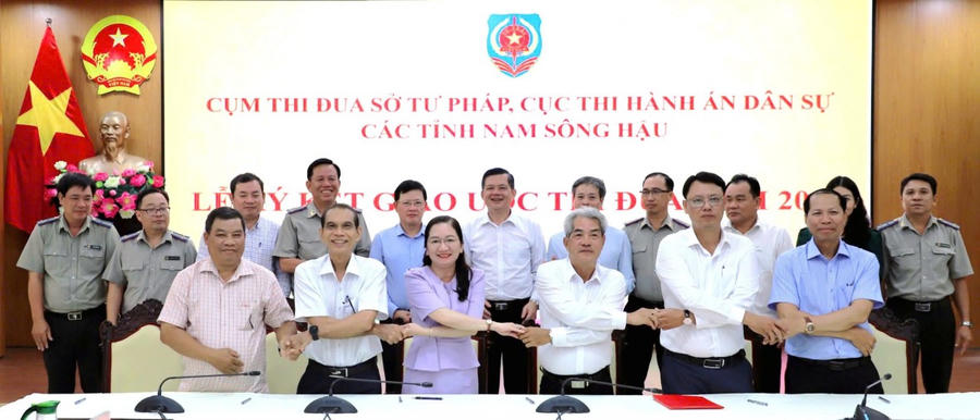 Các đơn vị ký kết giao ước thi đua năm 2025.