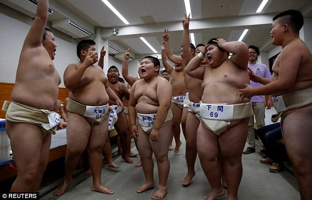 Cuộc sống của một võ sĩ sumo chuyên nghiệp rất khắc nghiệt, với một chế độ ăn - tập nghiêm ngặt. Dù các võ sĩ sumo trông rất nặng nề, nhưng kỳ thực họ cũng rất khỏe mạnh và dẻo dai. (Ảnh: Reuters)