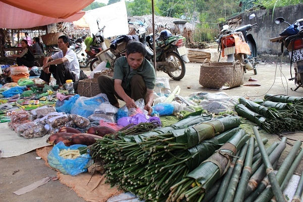 Rất nhiều mặt hàng được bày bán tại chợ. Ảnh: Như Trường.