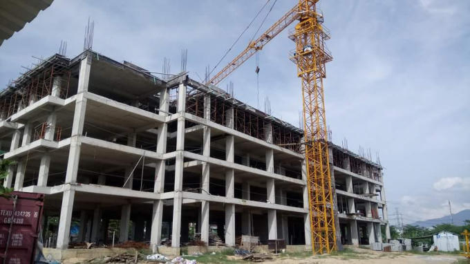 Trong khi block E2 mới xây đến tầng 4, thì block E1 xây dựng đến tầng 2, trong khi đến tháng 9, chủ đầu tư là Công ty CP Địa ốc xanh Sài Gòn - Thuận Phước phải hoàn tất phần thô 12 tầng.