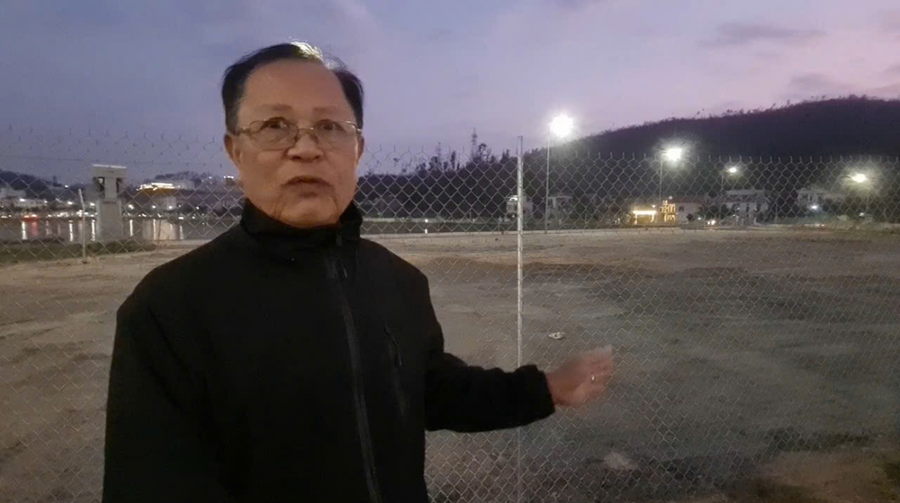 Ông Trần Xuân Thiều, đại diện các hộ dân bức xúc về việc đất đang trong quá trình giải quyết khiếu nại bị san gạt cả ngày, lần đêm.