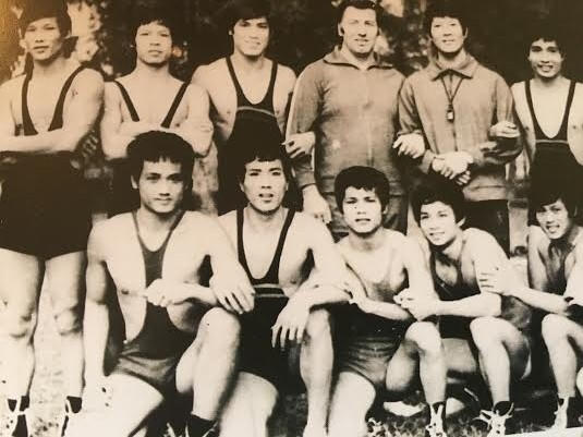 Võ sư Lê Ngọc Minh (đứng thứ 2 bên phải) tại Olympic 1980.