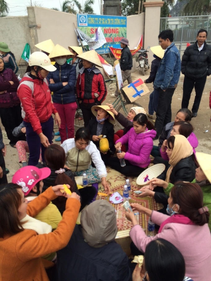 Việc nhà máy gây ô nhiễm này sản xuất đã khiến người dân hơn một lần tập trung trước cổng để phản đối.