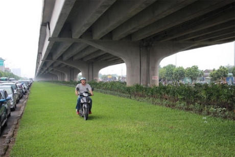 Việc duy trì thảm cỏ ở gầm đường vành đai III cũng tốn của Hà Nội đến trên 27 tỷ trong vòng 45 tháng.