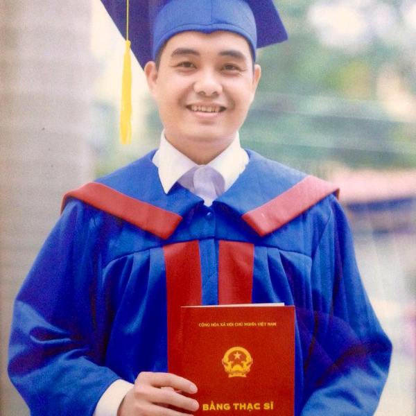 Ông Nguyễn Trung Hà, Trưởng phòng Quản lý Di sản tại buổi lễ nhận bằng thạc sỹ. Ảnh: TU