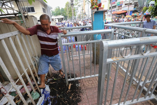 Vừa nhảy qua đống rác, ông Hoàng Thắng (quận 5) cho biết: "Tôi đi nuôi người nhà bệnh. Mỗi lần đi phải đi luồn hàng chục vòng mới vô được vỉa hè nên mỏi lưng, chóng mặt. Nhiều đoạn còn có rác thải nên tôi buộc phải leo qua".