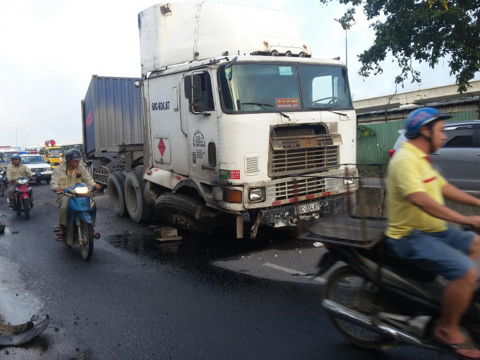 Chiếc container tông vào dải phân cách do tài xế buồn ngủ.