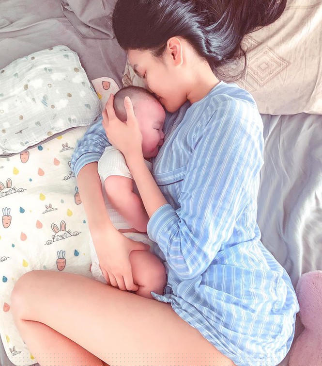 Ngày cách ly thứ 6: Hướng dẫn 50 sắc thái chụp ảnh tại gia, Đỗ Mỹ Linh khoe vai trần sexy - ảnh 11