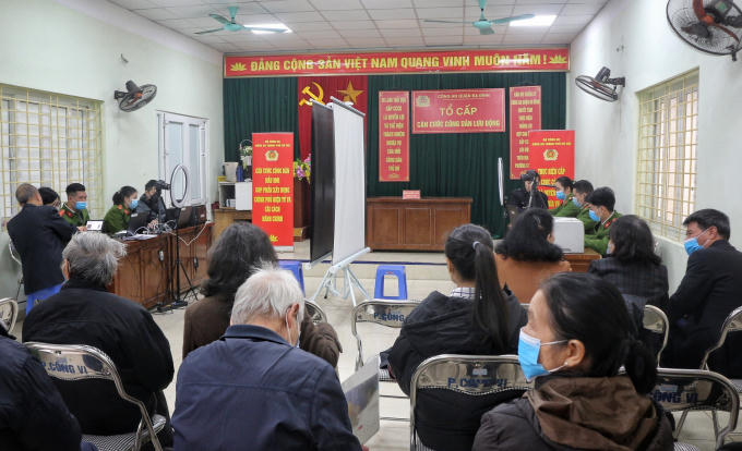 Đông đảo người dân đã đến điểm cấp căn cước công dân lưu động trên địa bàn phường Cống Vị.