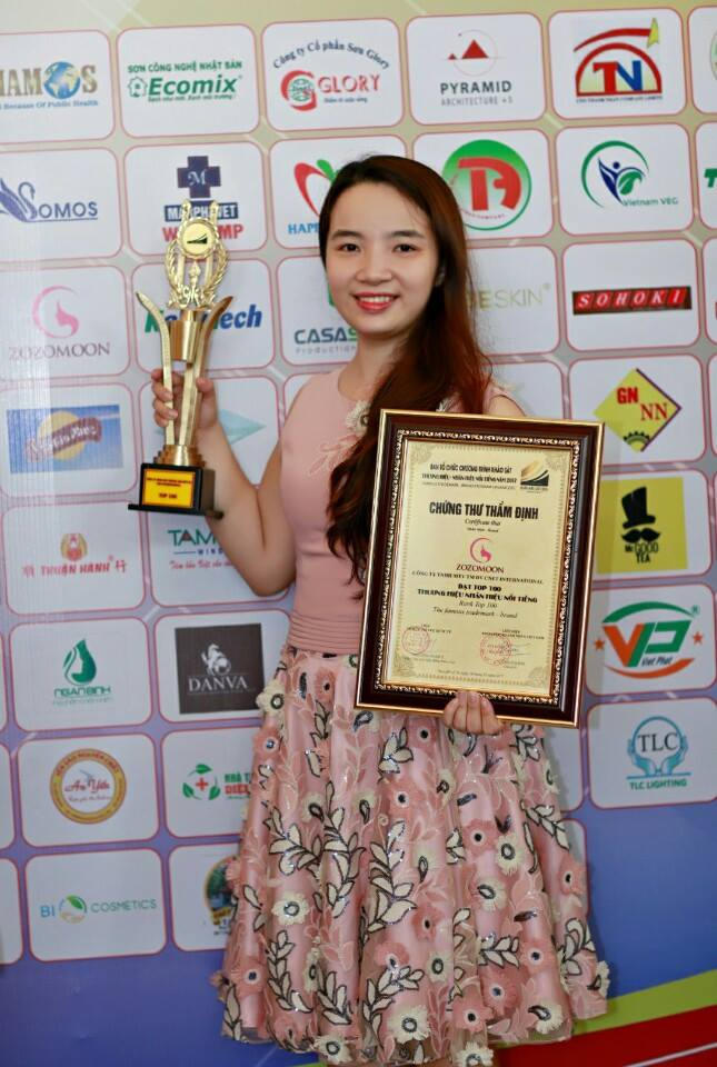 Bà Hồng Thương đại diện thương hiệu mỹ phẩm Zozomoon nhận danh hiệu thương hiệu, nhãn hiệu nổi tiếng năm 2017.