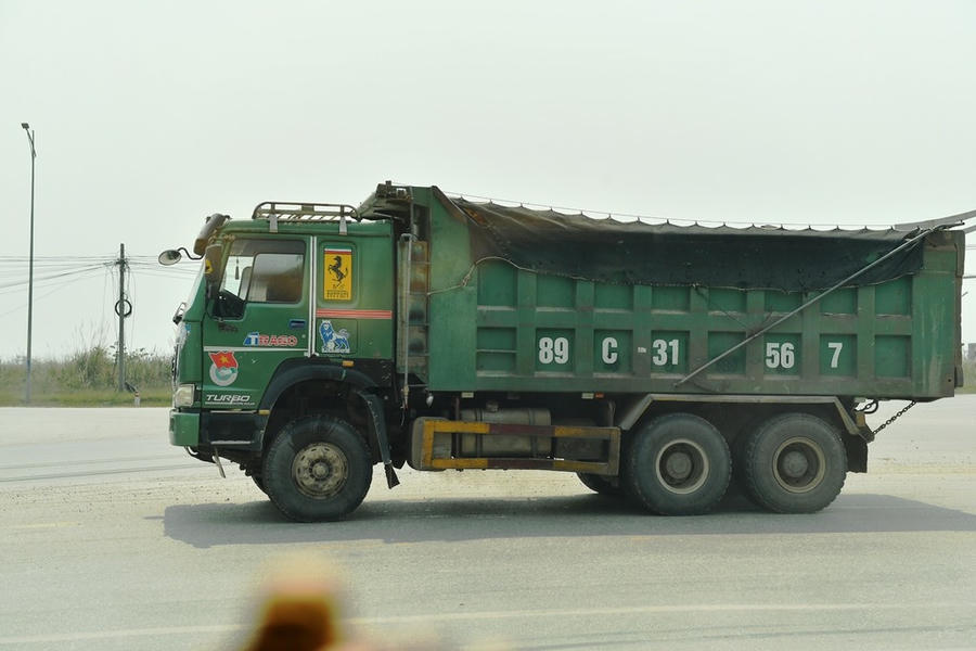 Nhiều xe tải loại Howo thùng lớn có dấu hiệu quá tải chạy với tốc độ cao gây mất an toàn cho người dân cho người dân tham gia giao thông trên tuyến đường này.