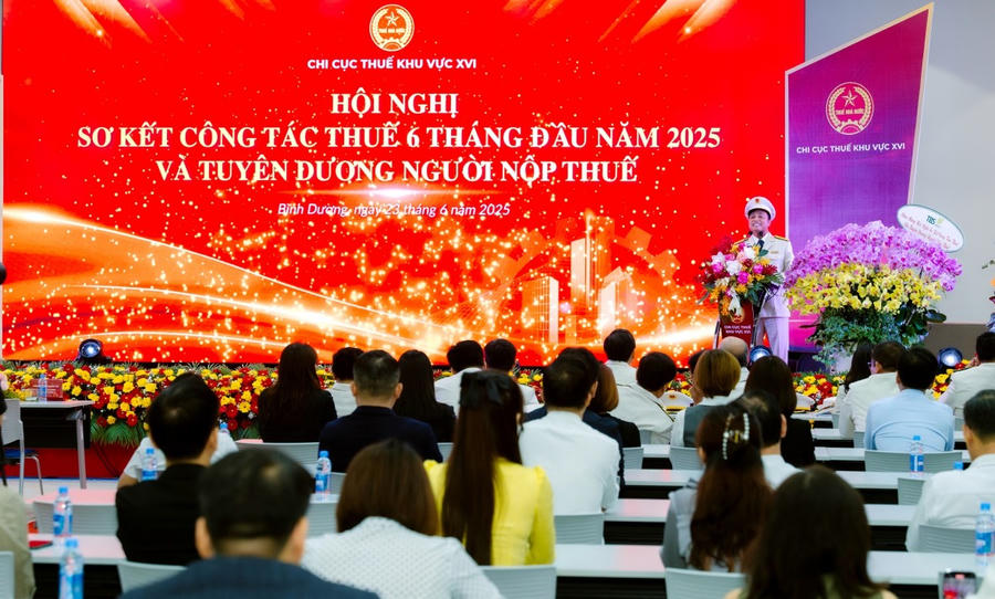 Ông Nguyễn Văn Công, Chi cục trưởng Chi cục Thuế khu vực XVI phát biểu khai mạc tại hội nghị.