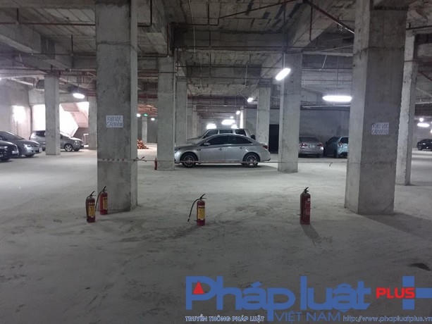 Bình cứu hoả sắp xếp bừa bãi tại điểm trông xe khu chung cư.