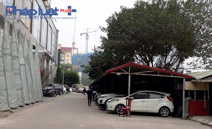 Bãi xe có mái che tại địa điểm này.