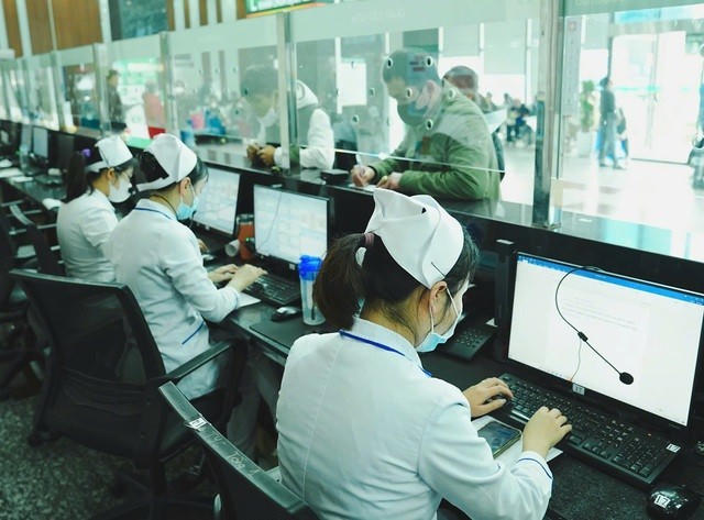 Bộ Y tế đề xuất tăng mức đóng bảo hiểm y tế và tiến tới miễn viện phí toàn dân.
