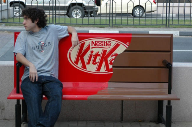 Để quảng cáo tới gần người tiêu dùng, Kitkat đã sơn những chiếc ghế ở công viên thành màu nâu đậm, biến chúng thành những thanh chocolate sữa đang được bóc dở thơm ngon, kích thích.