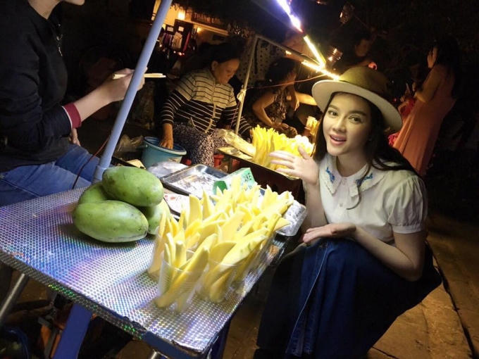 Lý Nhã Kỳ khoe trên Facebook cá nhân về chuyến đi chơi Hội An với Xa Thi Mạn.