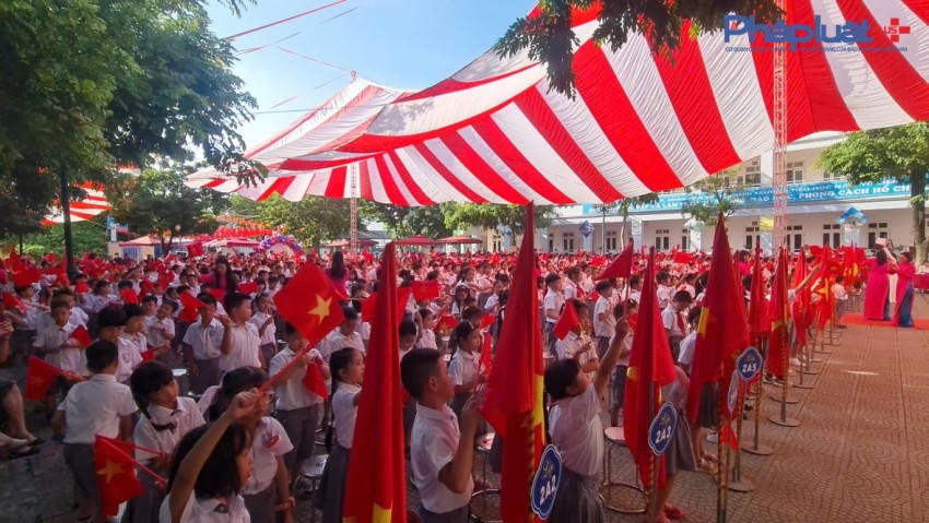 Gần 1.000 học sinh nhà trường rạng rỡ, hân hoan trong không khí đặc biệt của ngày Khai giảng năm học mới.