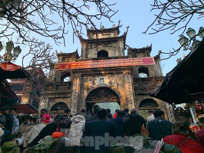 Sáng 30/1, thời tiết tại Hương Sơn se lạnh, trời quang có nắng, dòng người hàng vạn du khách nối tiếp nhau lên chùa vãn cảnh, trẩy hội xuân.