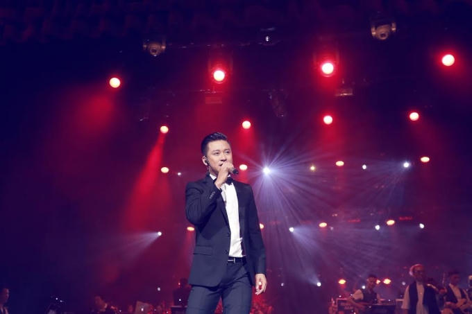 Tuấn Hưng lịch lãm trong Liveshow "Đam Mê" tại Nhà hát Lớn Hà Nội.