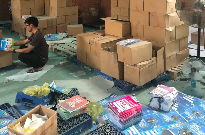 Tang vật thu giữ là hàng trăm nghìn cuốn sách giáo khoa giả và các phương tiện in ấn khác. Ảnh: Công an Đà Nẵng.