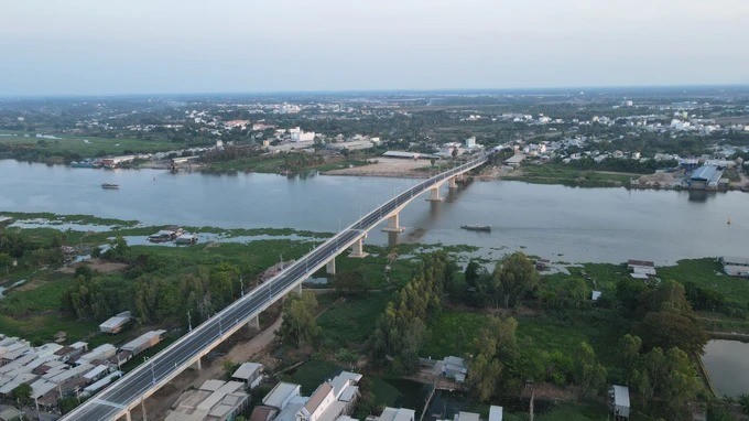 Cầu Châu Đốc nhìn từ trên cao.