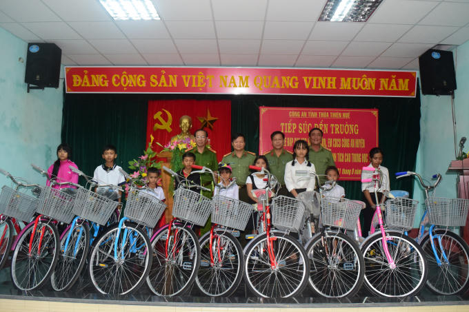 Đại tá Nguyễn Văn Thanh – Phó Giám đốc Công an tỉnh TT Huế, đại diện Ban chỉ huy Phòng Tham mưu và  Công an huyện A Lưới tặng xe học sinh là con em CBCS có nhiều hoàn cảnh khó khăn, vươn lên học tập tốt.