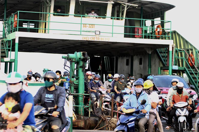 Chen chân qua phà Cát Lái trong ngày 'cách ly toàn xã hội' - ảnh 4
