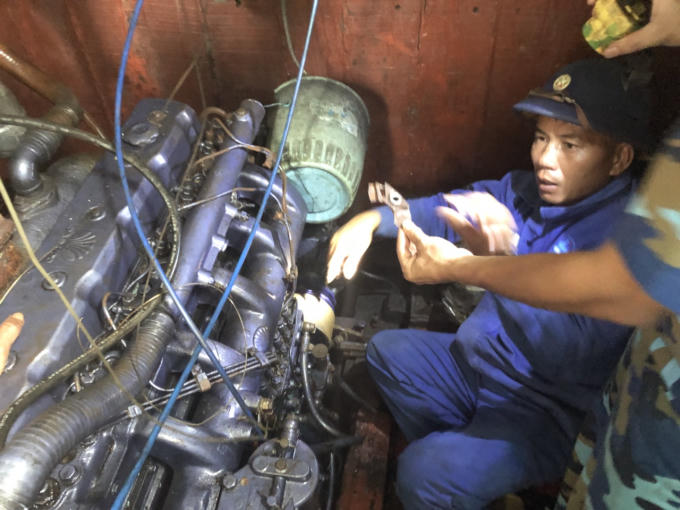 Thợ sửa chữa của Làng chài Tốc Tan và Tàu 740 đang khắc phục sự cố máy chính tàu cá PY 92557 TS