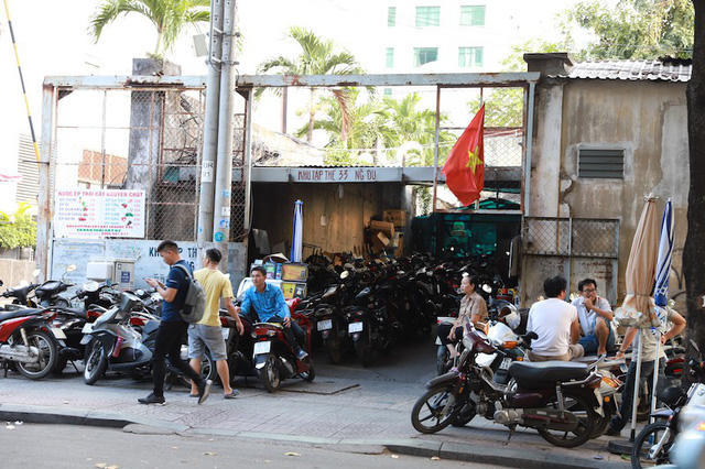 Do chưa thống nhất được giá đền bù nên người dân không chịu đi.