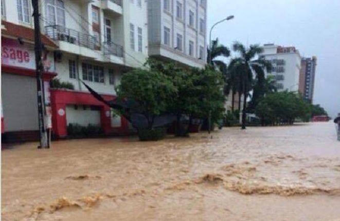 Một số tuyến đường thuộc TP Hạ Long ngập cục bộ.