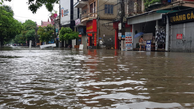 Nghệ An: Mưa lớn “nhấn chìm” đường phố trong biển nước, miền núi sạt lở nghiêm trọng