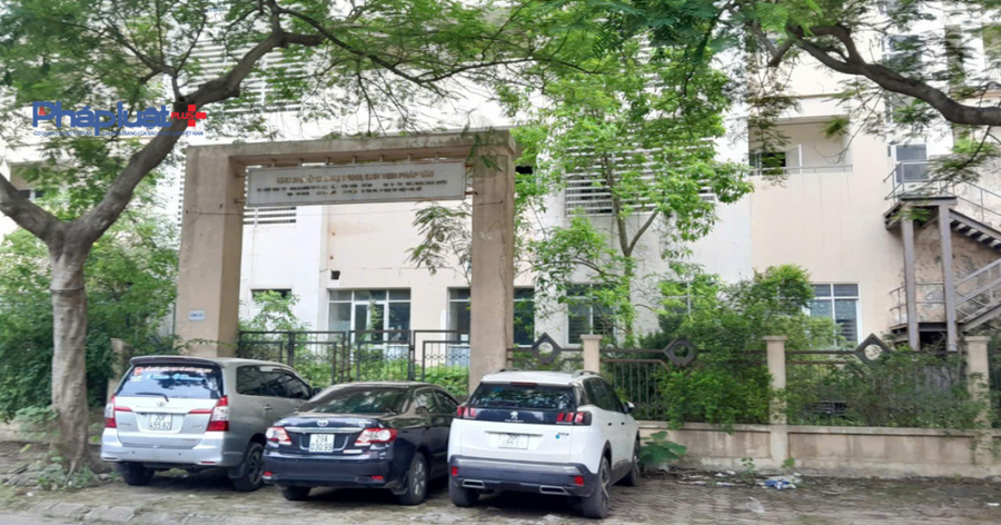 Cổng số 1 - Dự án xây dựng Khu nhà ở cho học sinh, sinh viên Pháp Vân khoá cửa, cỏ dại mọc, cơ sở vật chất xuống cấp.