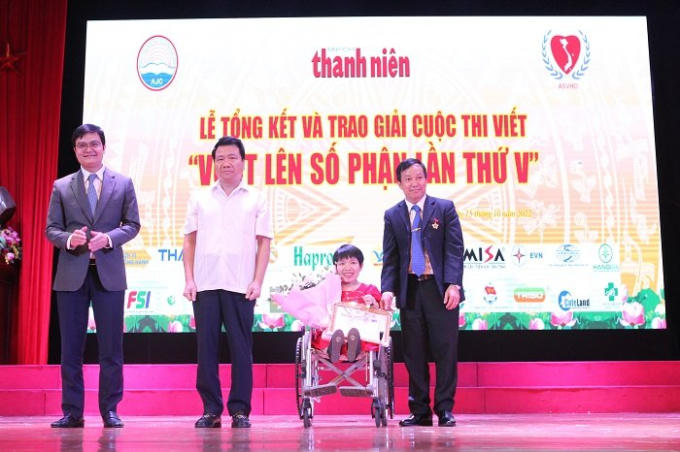 Đồng chí Bùi Quang Huy - Ủy viên dự khuyết BCH Trung ương Đảng, Bí thư thứ nhất BCH Trung ương Đoàn TNCS Hồ Chí Minh; đồng chí Ngô Trung Thành - Phó chủ nhiệm ủy ban Pháp luật của Quốc hội và Nhà báo Nguyễn Toàn Thắng - Tổng biên tập Tạp chí Thanh niên trao giải đặc biệt cho tác giả Nguyễn Thị Thu Hiền