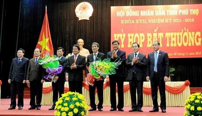 HĐND tỉnh Phú Thọ cũng đã tiến hành bỏ phiếu bầu đồng chí Bùi Minh Châu, Ủy viên Trung ương Đảng, Bí thư Tỉnh ủy, Trưởng đoàn Đại biểu Quốc hội tỉnh Phú Thọ giữ chức vụ Chủ tịch HĐND tỉnh với số phiếu tín nhiệm đạt 100%. Trong ảnh: Lãnh đạo Tỉnh ủy Phú Thọ chúc mừng các ông: Bùi Minh Châu, Bùi Văn Quang được bầu giữ chức Chủ tịch UBND, Phó Chủ tịch UBND tỉnh.  (Ảnh: Báo Phú Thọ).