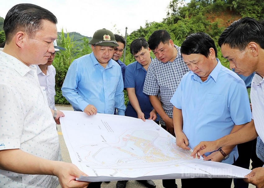 Bí thư Tỉnh ủy Hầu A Lềnh khảo sát địa điểm dự kiến xây dựng trường Nội trú Tiểu học và THCS xã Thanh Thủy. (Ảnh: Báo Tuyên Quang).