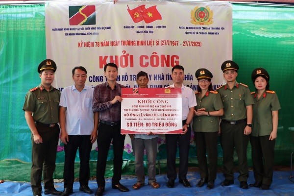 Công an tỉnh Hưng Yên trao 80 triệu đồng xây nhà tình nghĩa cho ông Lê Văn Còi là bệnh binh tại thôn Như Lân, xã Nghĩa Trụ, tỉnh Hưng Yên.