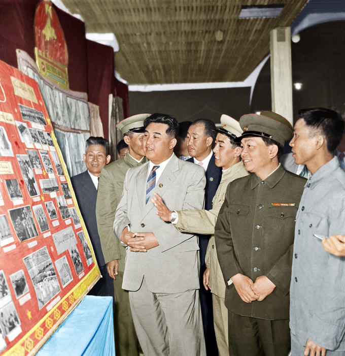 Lãnh đạo Triều Tiên xem một số hình ảnh chiến dịch Điện Biên Phủ.