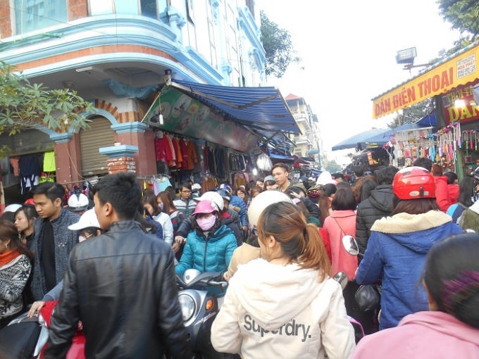 "Thiên đường mua sắm" chợ Xanh bị tắc nghẽn ngay từ cổng vào.