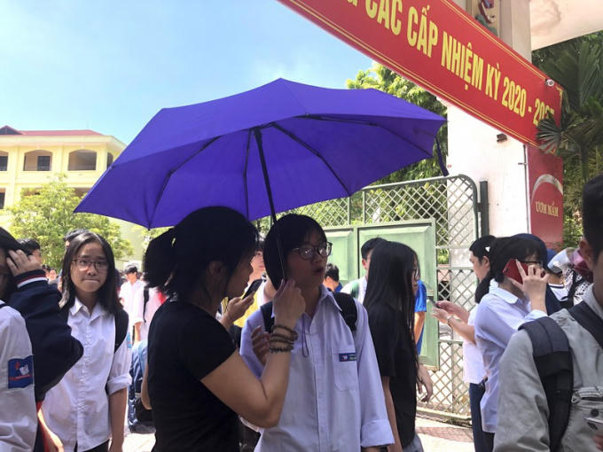 Kỳ thi diễn ra vào ngày Hà Nội nắng nóng đỉnh điểm,nhưng tâm lý thí sinh rất thoải mái vì đề Văn
