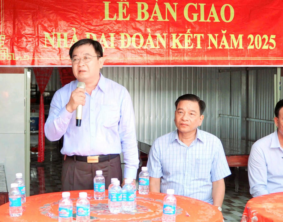 Ông Lê Thanh Việt - Chủ tịch Ủy ban Mặt trận Tổ quốc Việt Nam tỉnh Kiên Giang phát biểu tại lễ bàn giao nhà Đại đoàn kết
